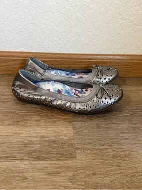 Vionic Spark Surin Silver Pewter Perforated Leather Ballet Flats Women’s Size 8